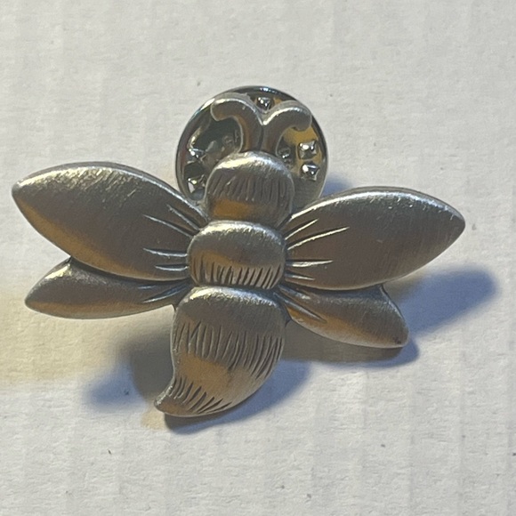 Longaberger Tie On and pin bundle. Bee and fenced garden pins & collectors club - Picture 5 of 8